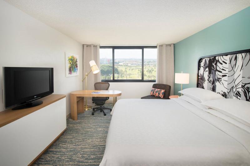 Traditional, Guest room, King, City view image 3