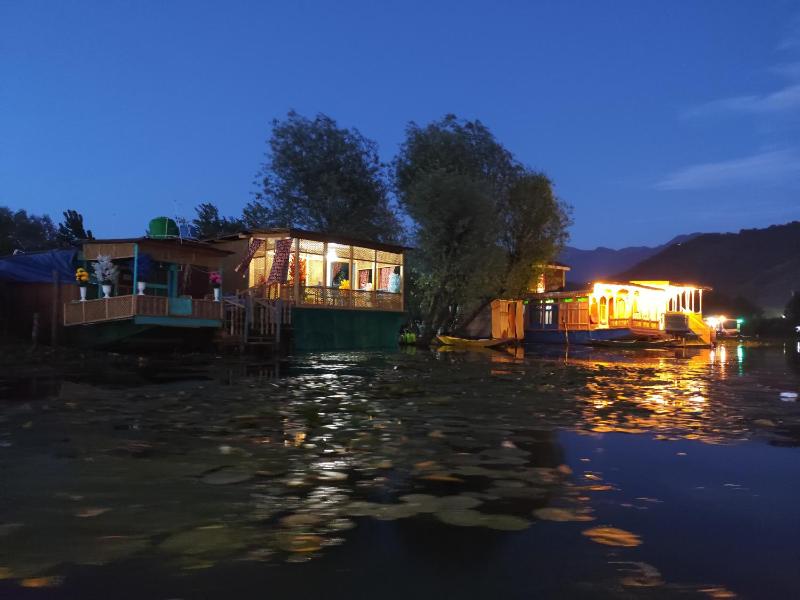 Houseboat New Shamus Maqbool - image 13
