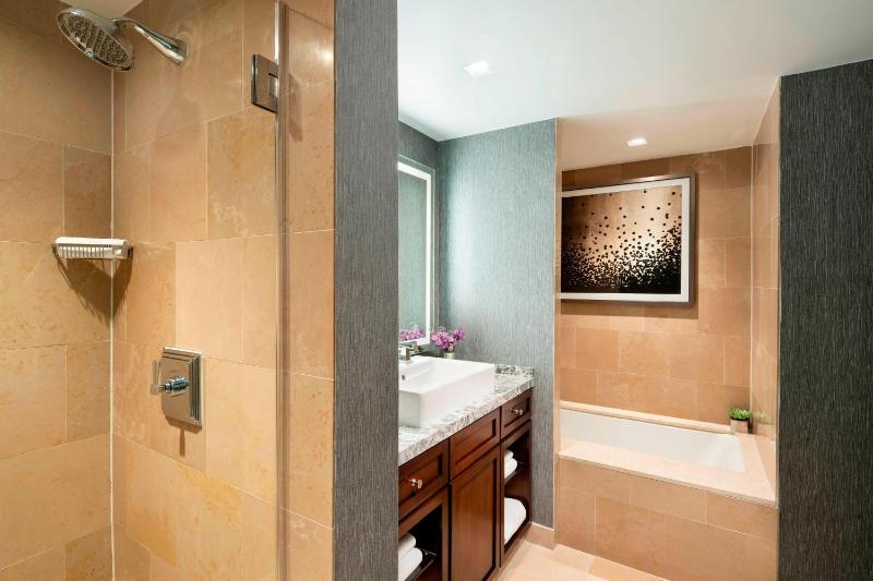 Executive King Suite with Sofa Bed image 2
