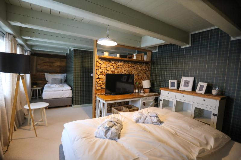 Deluxe Triple Room image 1