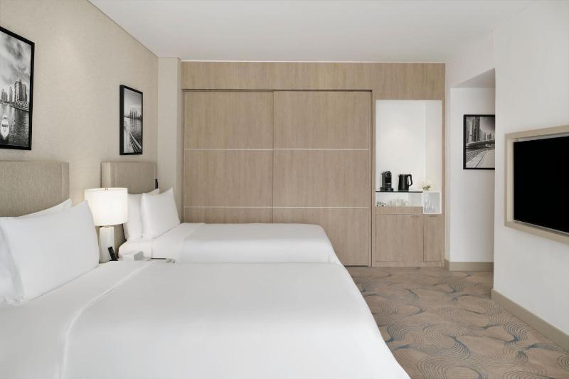 Deluxe Marina View Room, Twin Beds, Including direct access to Dubai Marina Mall & Marina Walk image 4