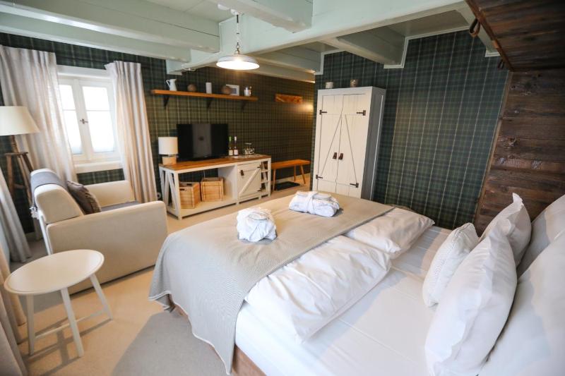 Deluxe Double Room with Extra Bed image 1