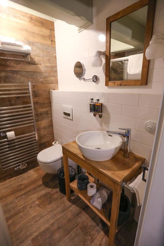 Deluxe Double Room with Extra Bed image 3