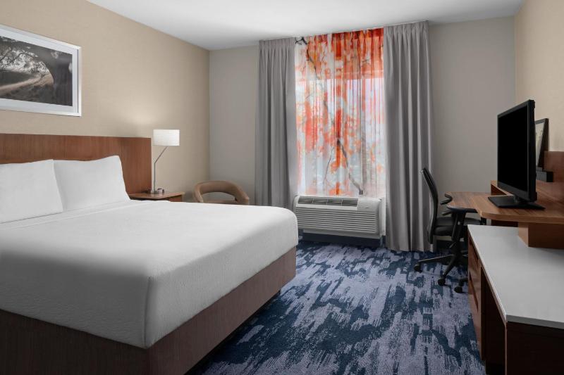 Guest Room, 1 King image 1