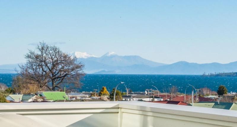 Timeout @ Taupo - Lake Views - image 14