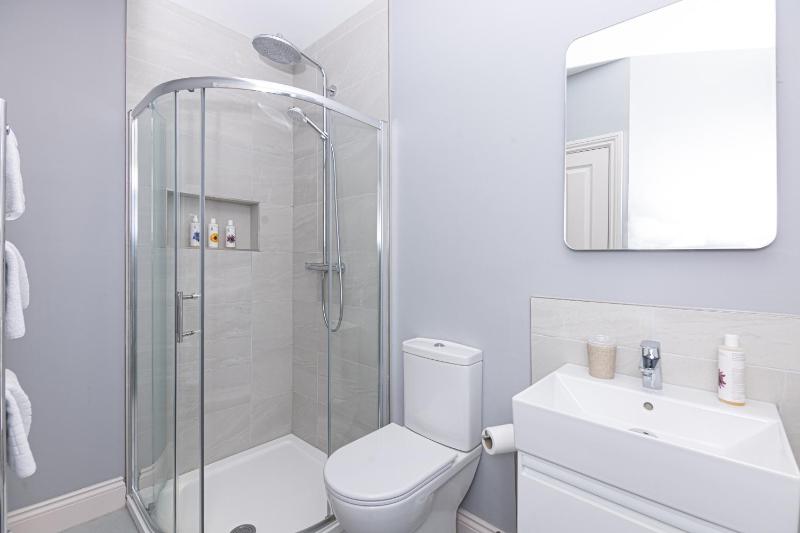 Twin Room with Shower image 4