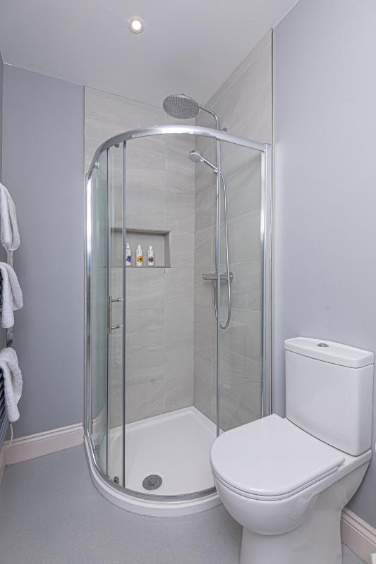 Twin Room with Shower image 2