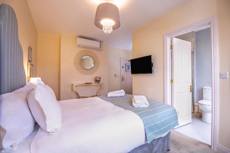 Double Room with Private Bathroom image 2