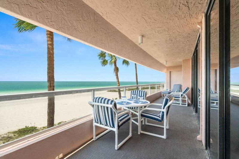 5F Crescent Beach Club - image 6