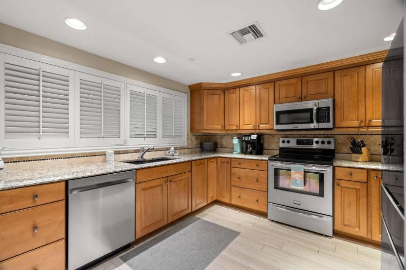 5F Crescent Beach Club - image 31