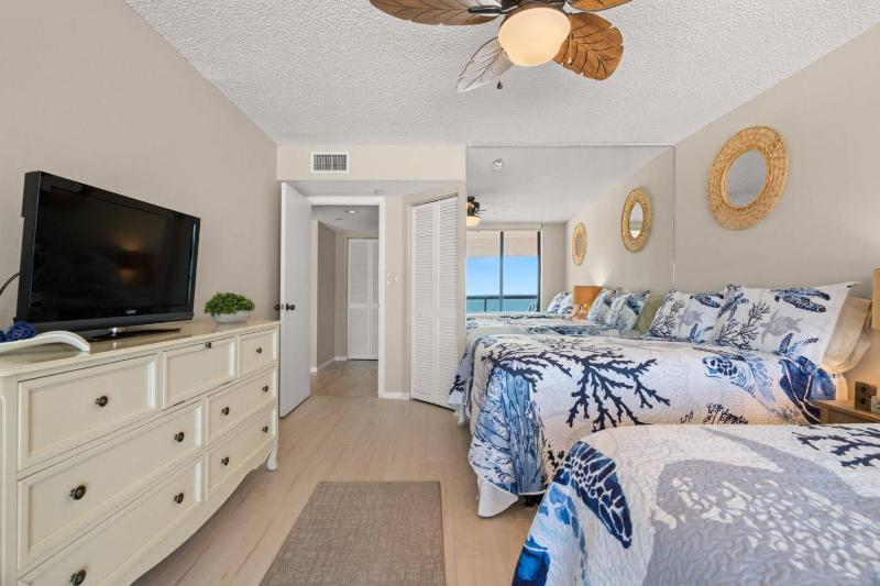 5F Crescent Beach Club - image 22