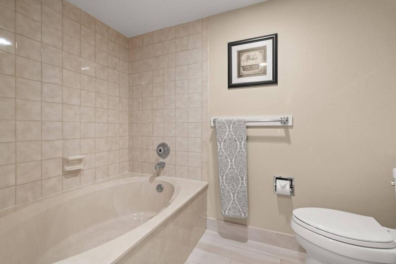 5F Crescent Beach Club - image 13