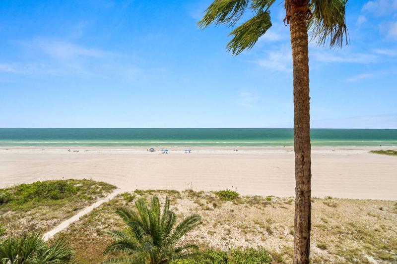 5F Crescent Beach Club - image 20