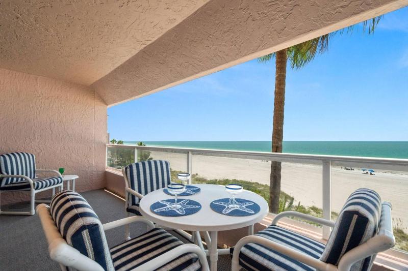 5F Crescent Beach Club - image 7