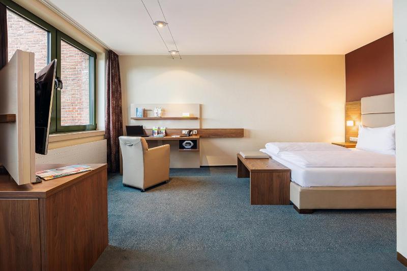Standard Double Room image 3