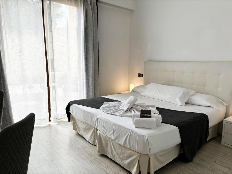 Standard Double Room image 4
