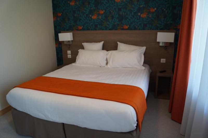 Double Room with Balcony image 2