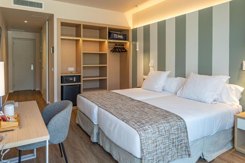 Double or Twin Room image 3