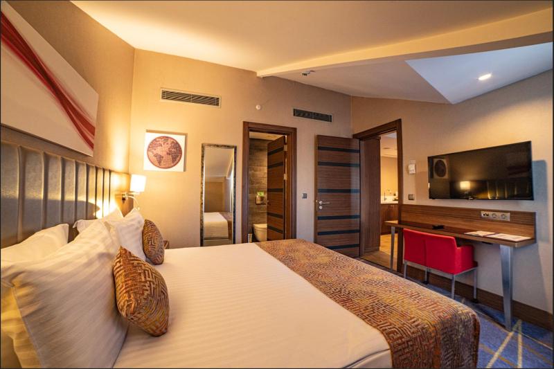 Junior Suite with Balcony image 3