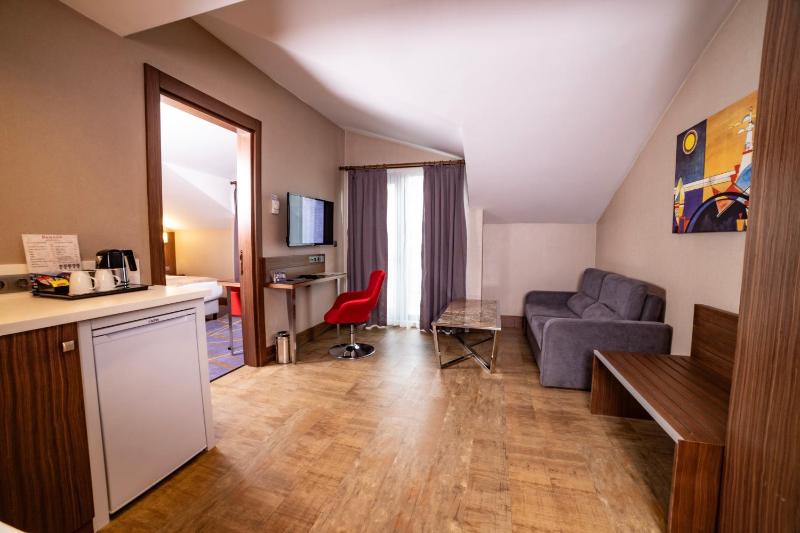 Junior Suite with Balcony image 4