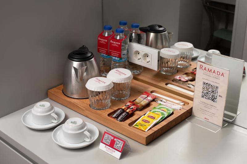 Deluxe King Room with Sea View image 2