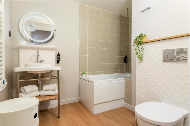 One-Bedroom Apartment image 2