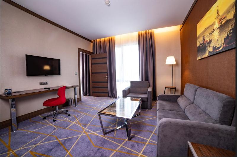 Corner Suite image 3