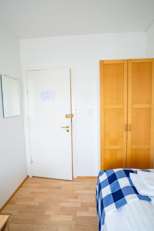 Single Room with Shared Bathroom image 4