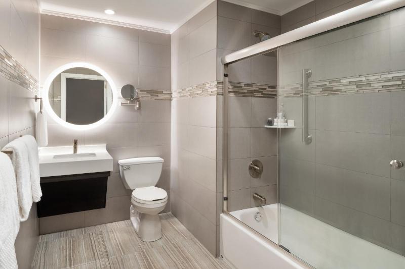 Double Room with Two Double Beds - Mobility Accessible with Tub image 2