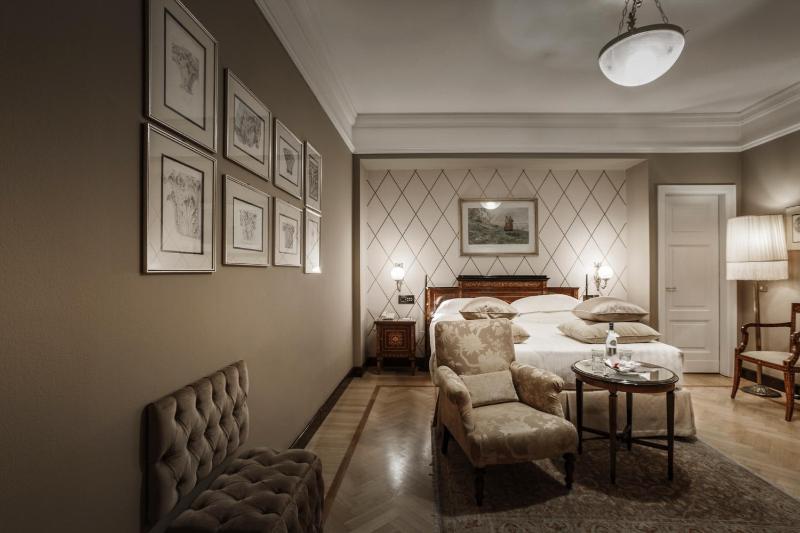 Deluxe Double or Twin Room image 4