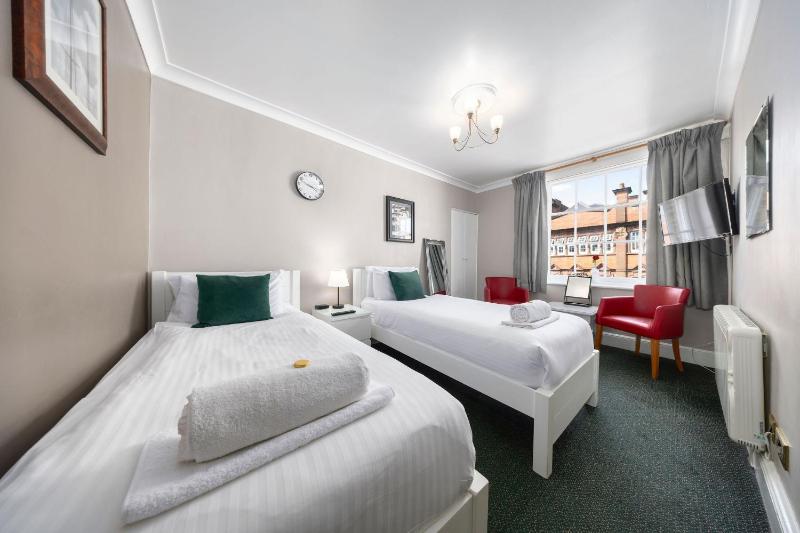 Twin Room with Private Bathroom image 1