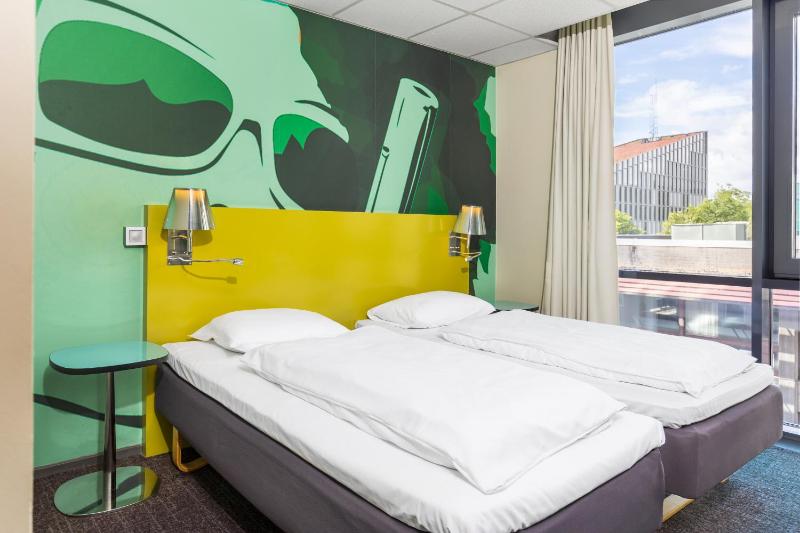Standard Twin Room image 4