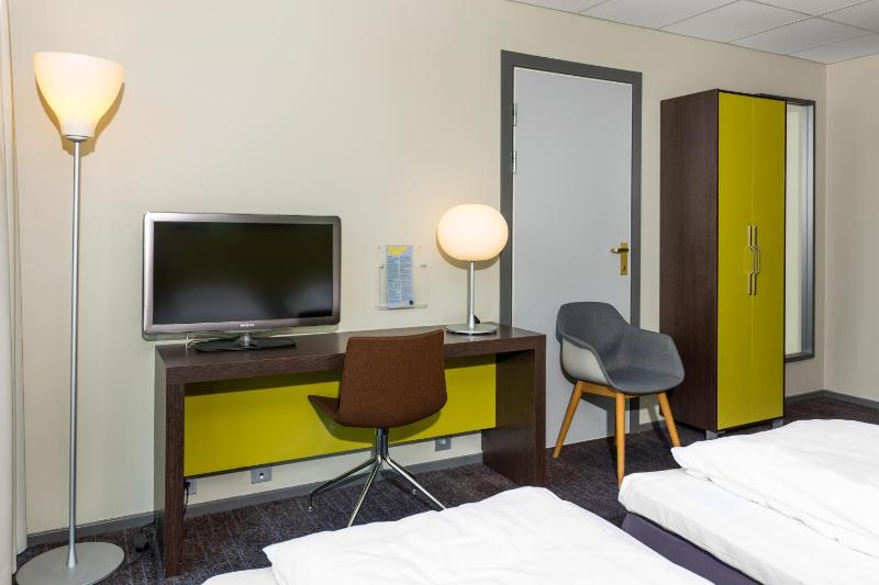 Standard Twin Room image 3