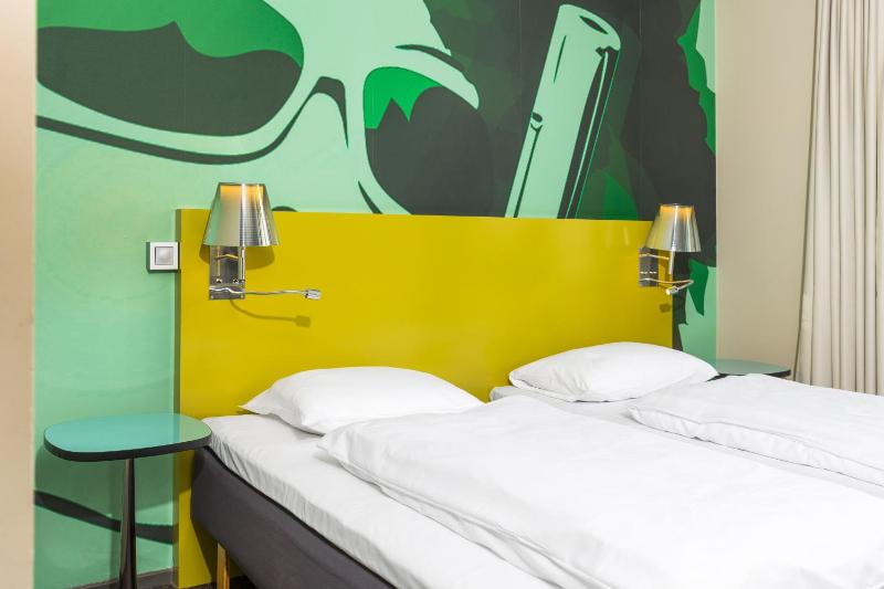 Standard Twin Room image 1