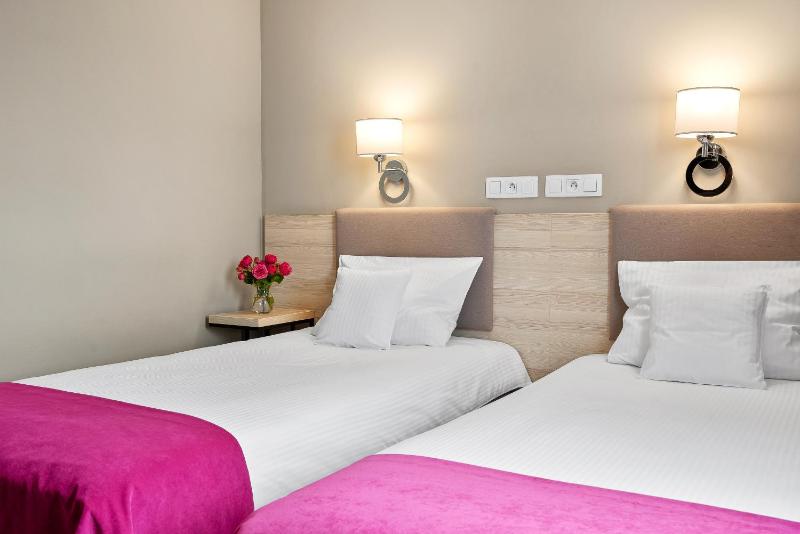 Premium Twin Room image 3