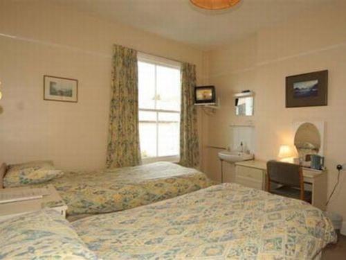 Twin Room with Private Bathroom image 1