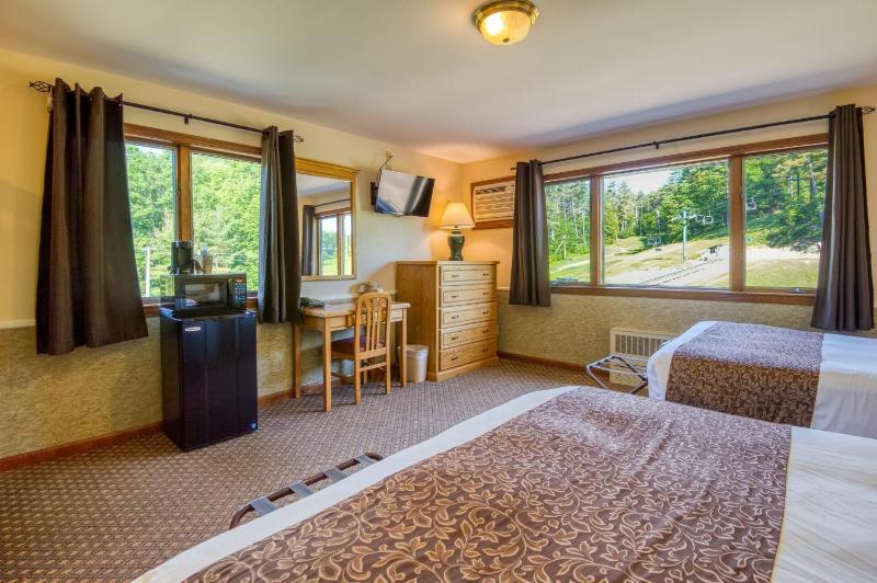 Family Room with Mountain View image 2