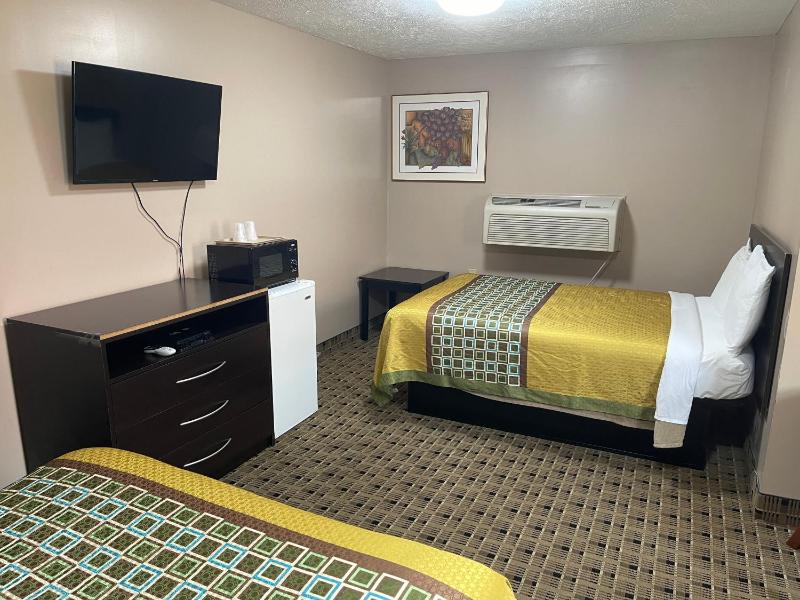 Economy Triple Room image 4
