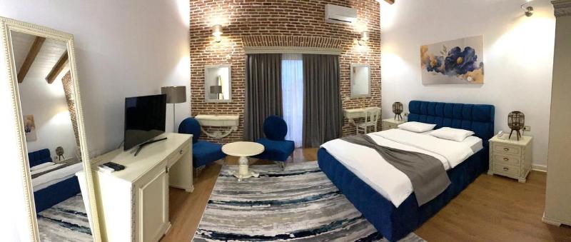 Superior King Suite image 2