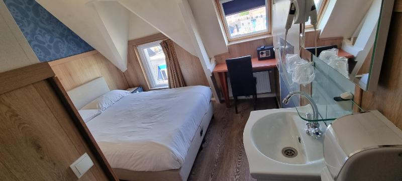 Small Single Room image 1