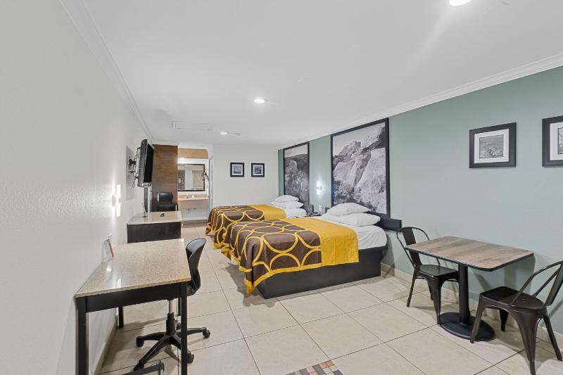 Queen Room with Two Queen Beds - Non-Smoking image 3