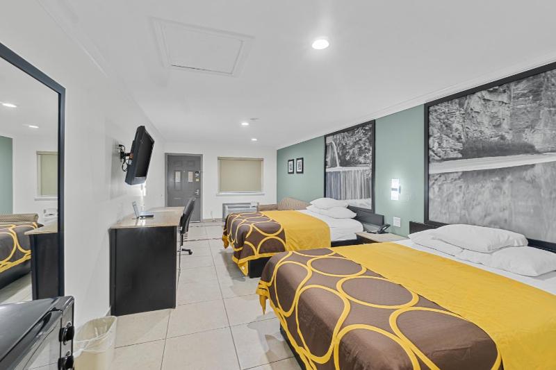 Queen Room with Two Queen Beds - Non-Smoking image 2