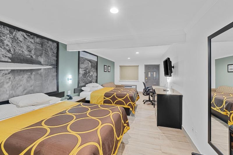 Queen Room with Two Queen Beds - Non-Smoking image 4