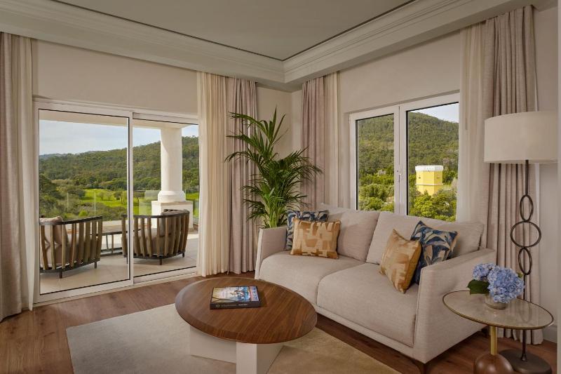 One-Bedroom Executive King Suite with Resort View image 1