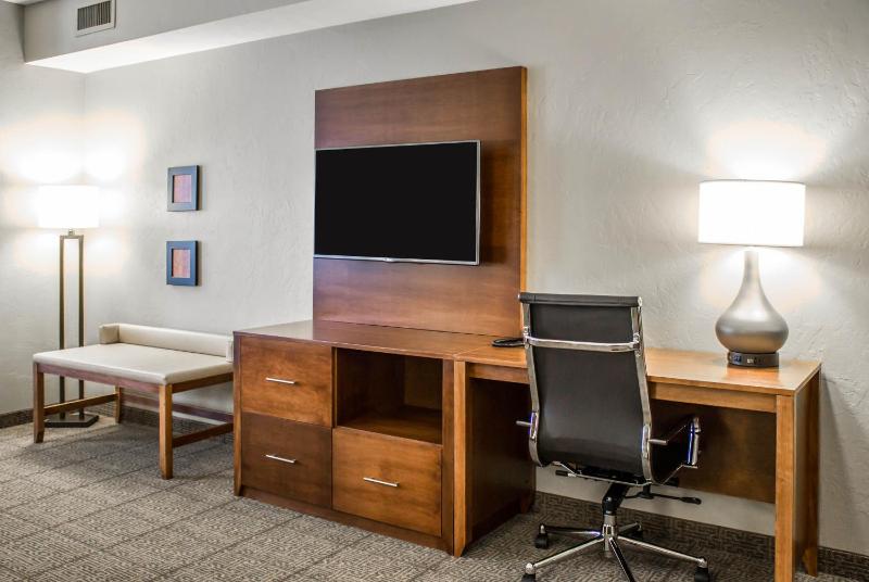 Queen Room with Two Queen Beds Suite/Sofa Bed - Non-Smoking image 4