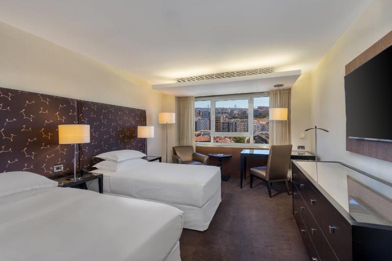 Deluxe, Guest room, 2 Twin/Single Bed(s), Pool access image 4
