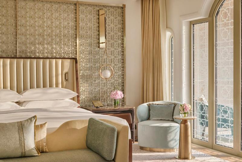 Deluxe City View King Room, Balcony image 4