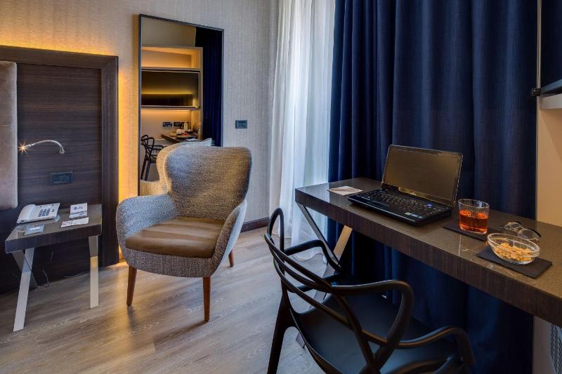 Superior Twin Room with Balcony image 4