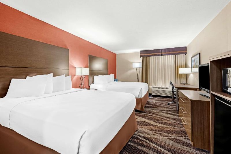 Queen Room with Two Queen Beds image 3