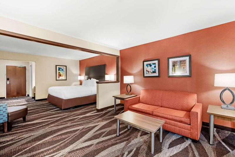 King Suite with Sofa Bed image 4